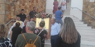 ΚΑΤΑΚΟΛΟ: Περιφορά της εικόνας του Αγίου Διονυσίου