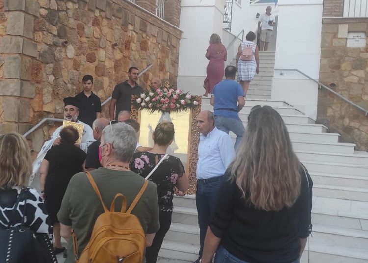 ΚΑΤΑΚΟΛΟ: Περιφορά της εικόνας του Αγίου Διονυσίου