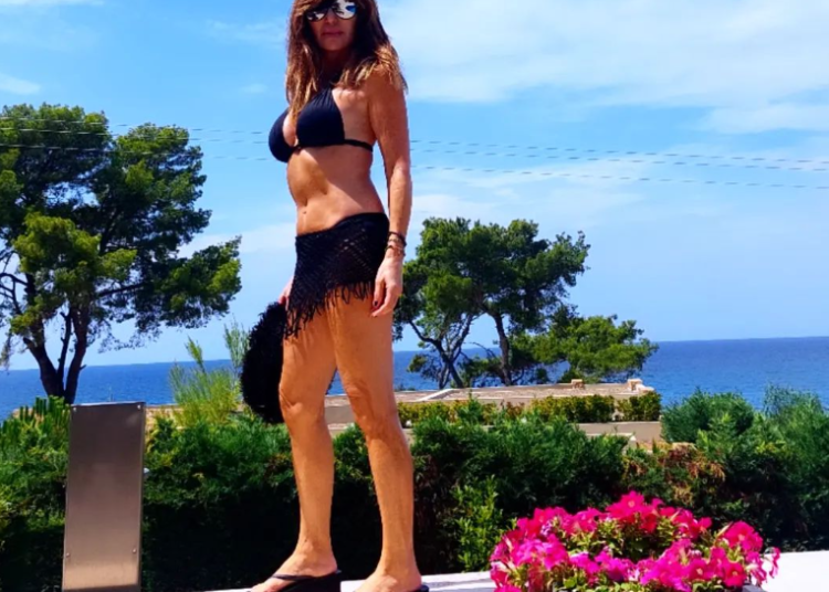 Βίκυ Χατζηβασιλείου: Ποζάρει με μαγιό στα 58 της και τραβά όλα τα βλέμματα με το καλλίγραμμο κορμί της