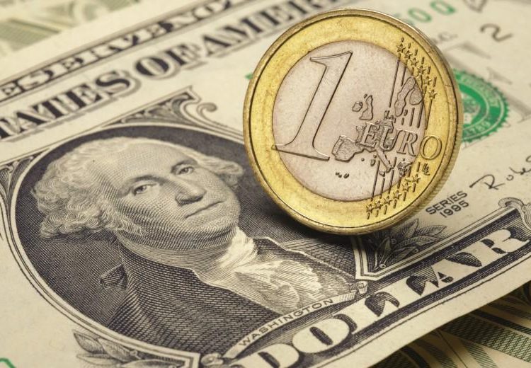 Καταποντίζεται το ευρώ έναντι του δολαρίου – Πτώση 20ετίας για το ευρώ