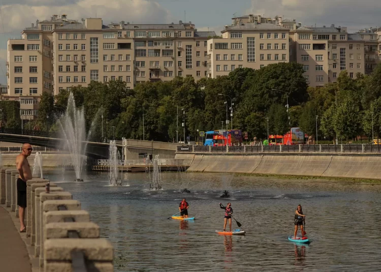 «Ώρα για μετακόμιση στη Ρωσία τον χειμώνα» – Η Μόσχα τρολάρει τη Δύση με ένα βίντεο με όμορφες γυναίκες και φθηνό ρεύμα