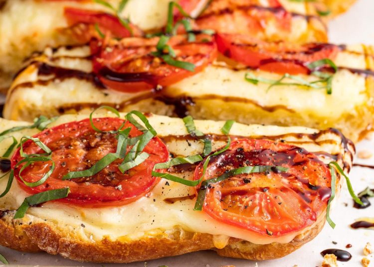 Σκορδόψωµο µε φουρνιστές ντοµάτες, πικάντικη ρόκα και Μετσοβόνε