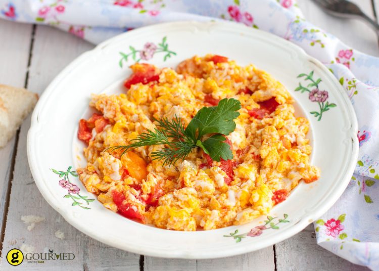 Συνταγή για στραπατσάδα, αβγά με ντομάτες