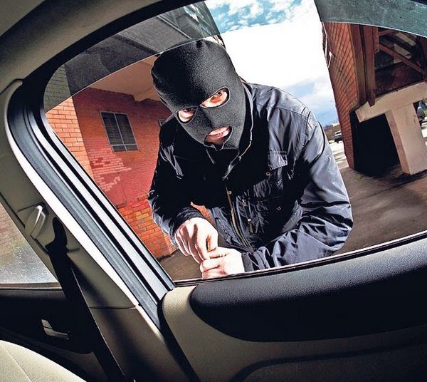 Κυλλήνη: Έκαναν το μπάνιο τους ενώ έσπαζαν τα αμάξια τους κλέφτες