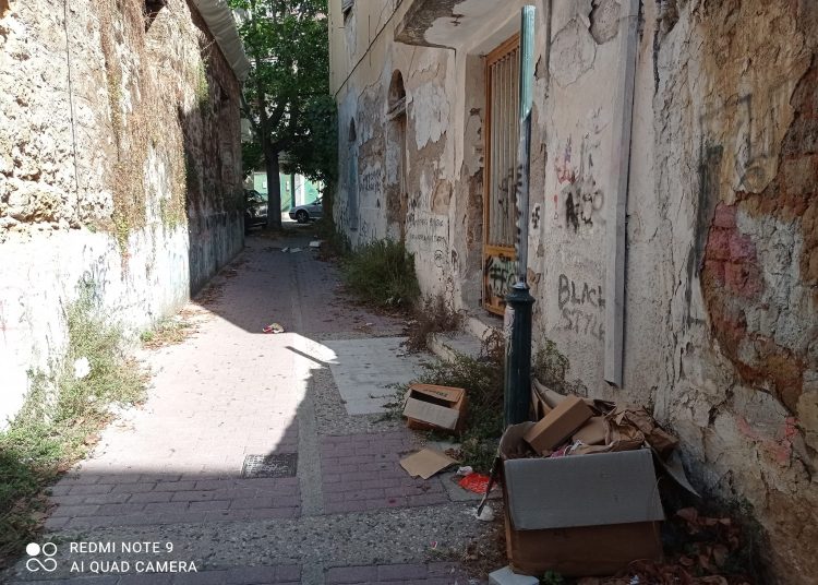 ΠΥΡΓΟΣ: Το μικρό παραδοσιακό κεντρικό σοκάκι της πόλης στενάζει από την εγκατάλειψη της Δημοτικής Αρχής