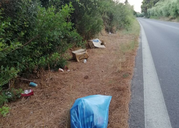 Σκουπιδότοπος από ασυνείδητους οδηγούς έγινε ο δρόμος Κατακόλου-Άγιου Ανδρέα