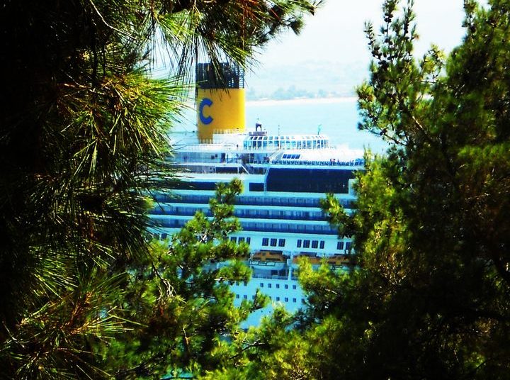 ΧΑΡΗΣ ΜΙΚΕΛΟΠΟΥΛΟΣ: Κατάκολο. 6000 τουρίστες σε μια μέρα ή 6000 τουρίστες σε ξενοδοχεία;