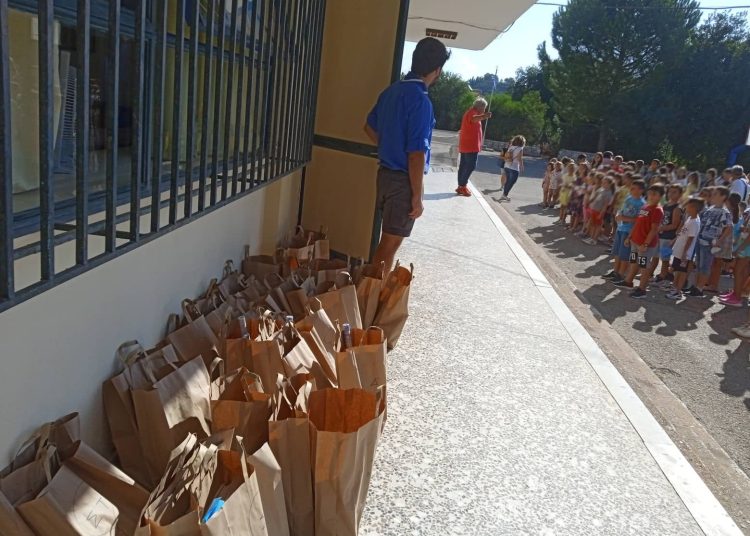 Οι Πρόσκοποι Πύργου δώρισαν σχολικά είδη στα παιδιά των Κρεστένων