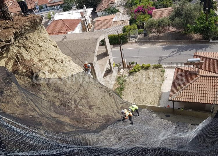 Κατάκολο: Μπήκαν πλέγματα για αποτροπή κατολισθήσεων