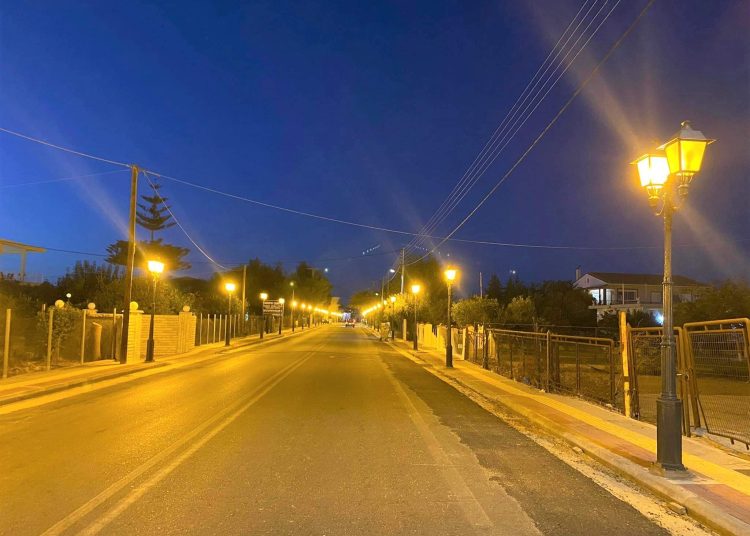 Τοποθετήθηκαν τα φώτα στη νότια είσοδο της Ανδραβίδας