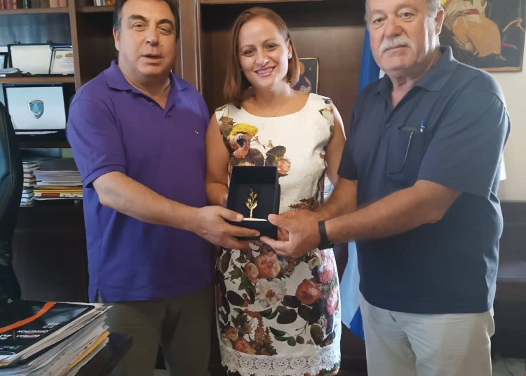 Ο Δήμαρχος Πύργου τίμησε νοσηλεύτρια που έσωσε λουόμενο από βέβαιο πνιγμό