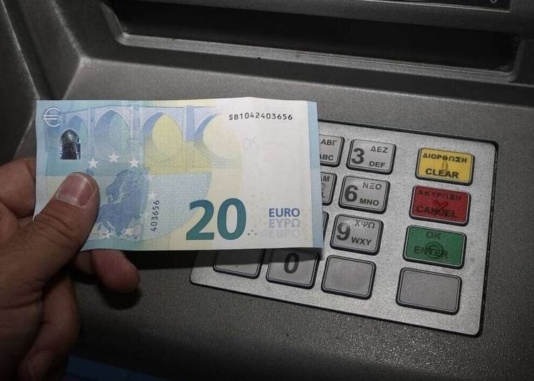 Μετρητά τέλος για τους δικαιούχους επιδομάτων-Τι σχεδιάζεται