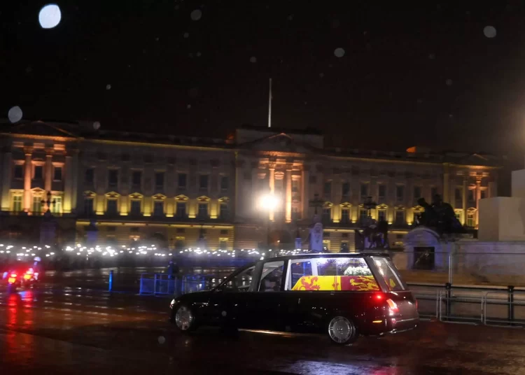 Βασίλισσα Ελισάβετ: Ξεκινά το λαϊκό προσκύνημα στο Γουέστμινστερ – Περιμένουν 750.000 κόσμο και ουρά 10 χλμ