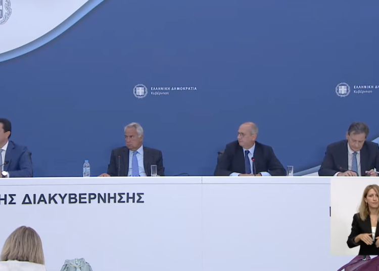 Μέτρα εξοικονόμησης στο Δημόσιο: Με πάγωμα προσλήψεων και με συνέπειες όσοι δεν συμμορφωθούν