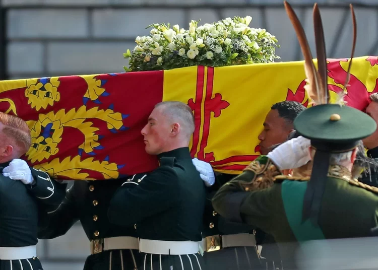 Βασίλισσα Ελισάβετ: Πριν 30 χρόνια φτιάχτηκε το φέρετρό της από αγγλική δρυ και εσωτερική επένδυση από μόλυβδο