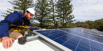 Επιδότηση για 250.000 φωτοβολταϊκά: Πώς θα τρέξει το πρόγραμμα, τι έκπτωση θα προσφέρει