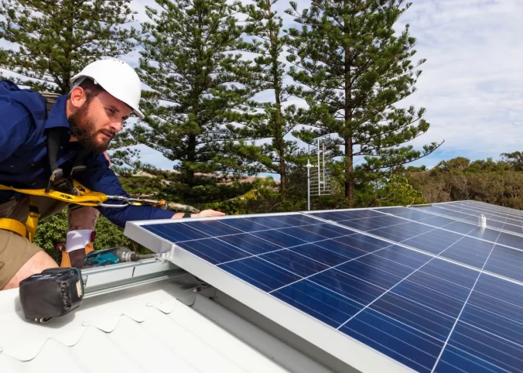 Επιδότηση για 250.000 φωτοβολταϊκά: Πώς θα τρέξει το πρόγραμμα, τι έκπτωση θα προσφέρει