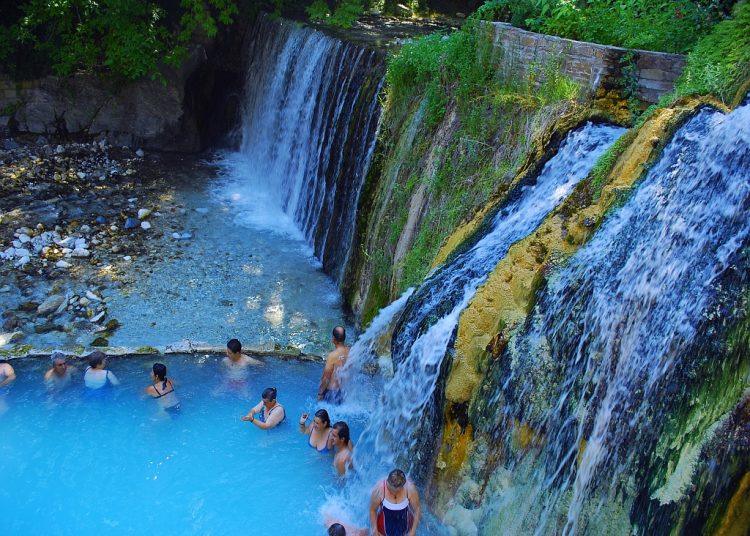 ΟΠΕΚΑ: Αναδιανομή αδιάθετων δελτίων προγραμμάτων κοινωνικού-ιαματικού τουρισμού και εισιτηρίων θεάτρου