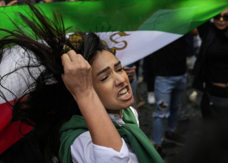 Χάος στο Ιράν: Αναφορές για τουλάχιστον 8 νεκρούς – «Έπεσε» το ίντερνετ