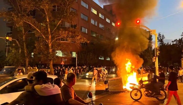 Ιράν: Η «επανάσταση των γυναικών» σαρώνει τη χώρα – Ο λαός στους δρόμους κατά του καθεστώτος