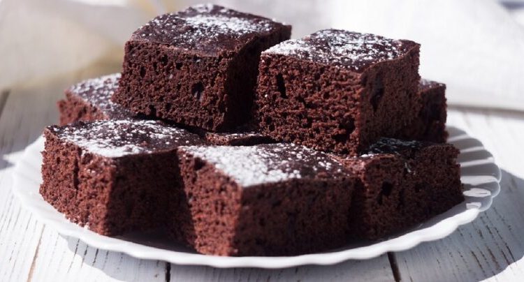 Αφράτο κέικ σοκολάτας χωρίς αυγά (και χωρίς μίξερ)