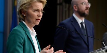 ΕΕ: Επίθεση Σαρλ Μισέλ στην Ούρσουλα φον ντερ Λάιεν – «Απαράδεκτο να στέκεσαι άπραγος»