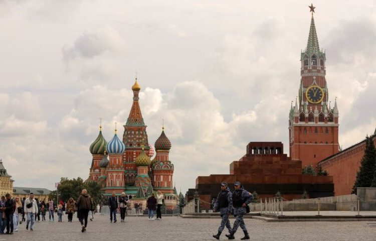 Ρωσία: Οι πολίτες αντιδρούν στην επιστράτευση του Πούτιν – «Προτιμώ να φύγω παρά να πολεμήσω»