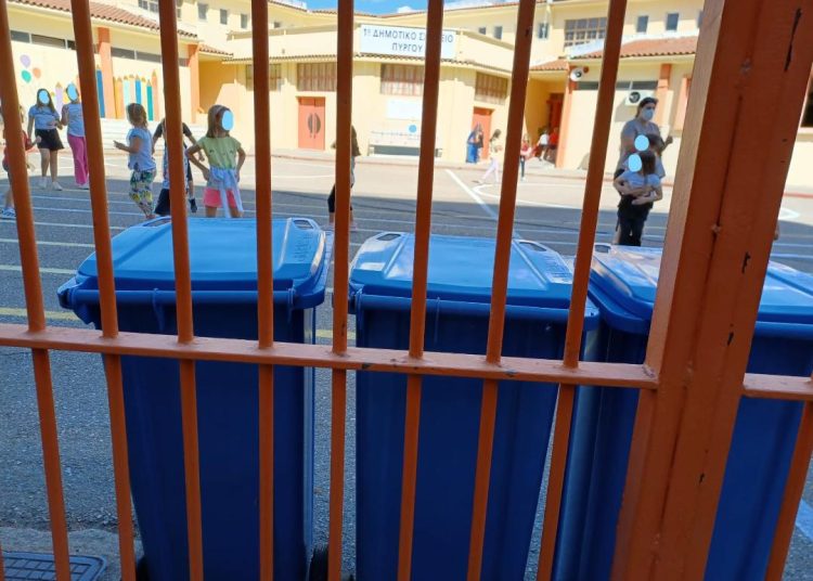 Δήμος Πύργου: Τοποθετήθηκαν καινούργιοι κάδοι απορριμμάτων και ανακύκλωσης σε πολλά σχολεία