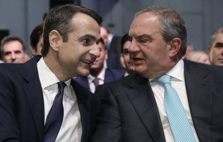 Βαθύ το ρήγμα Μαξίμου – Kαραμανλικών