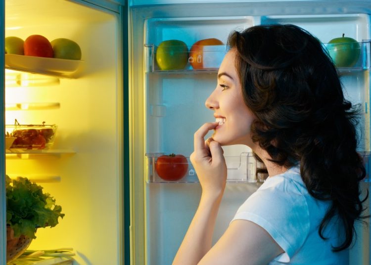 Τρώτε αργά το βράδυ; Τι αλλάζει στις καύσεις και την αποθήκευση λίπους – Έρευνα απαντά