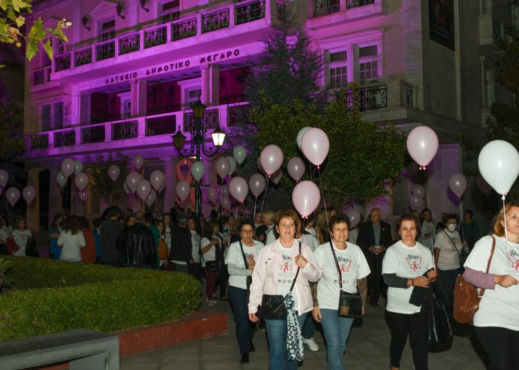 Ο Πύργος έστειλε δυνατό μήνυμα πρόληψης και ευαισθητοποίησης για τον καρκίνο του μαστού – Με επιτυχία και αφιερωμένη στη μνήμη της Φώφης Γεννηματά η εκδήλωση του Δήμου
