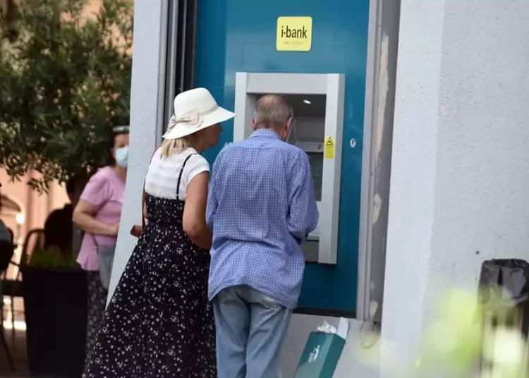 Συντάξεις – Κλείδωσαν οι αυξήσεις: Ποιοι συνταξιούχοι θα λάβουν διπλές και τριπλές – Αναλυτικά παραδείγματα