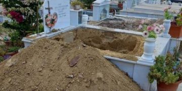 Καμίνια: Σκηνές τραγωδίας στο νεκροταφείο- Ξεθάβουν τους νεκρούς για να περάσει η νέα Πατρών – Πύργου
