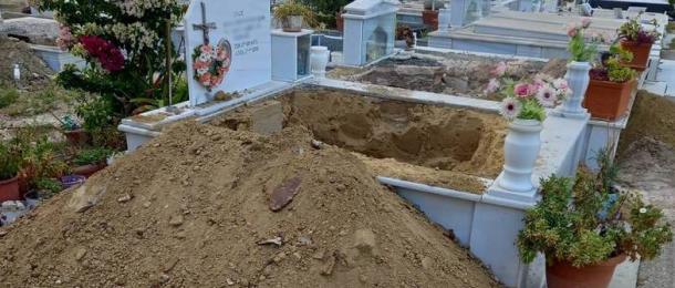 Καμίνια: Σκηνές τραγωδίας στο νεκροταφείο- Ξεθάβουν τους νεκρούς για να περάσει η νέα Πατρών – Πύργου
