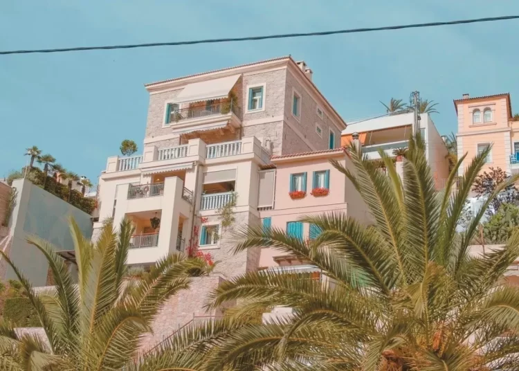 Ακίνητα, πίνακες, νταλίκες και… καναπέδες: Τι άφησαν πίσω τους οι «πτωχευμένες» τράπεζες