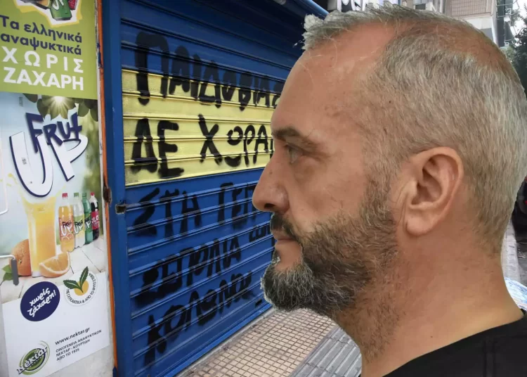 Βιασμός 12χρονης στον Κολωνό: Πέντε εντάλματα σύλληψης μέσα στην ημέρα, ανάμεσά τους η σύζυγος του Μίχου