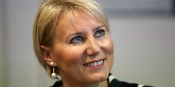 Νατάσα Παζαΐτη: Η σύζυγος του Κώστα Καραμανλή θα παίξει στο θέατρο