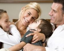 Ενθάρρυση, επικοινωνία, θετικό παράδειγμα: πως να φροντίσουμε την ψυχική υγεία των παιδιών μας