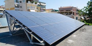 Έρχεται επιδότηση 60% για φωτοβολταϊκά στις στέγες