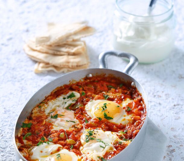 Αυγά φούρνου πικάντικα με έτοιμη σάλτσα ντομάτας