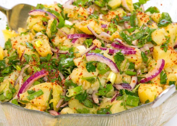 Συνταγή για πατατοσαλάτα με γιαούρτι και φέτα -Ανάλαφρη και πενανόστιμη