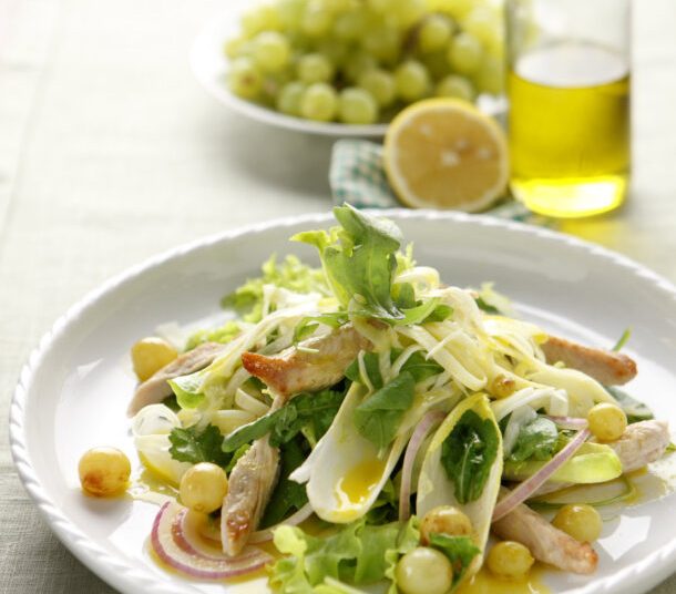 Πράσινη σαλάτα με κοτόπουλο και λαδολέμονο με σταφύλια