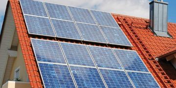 Πώς θα βάλετε φωτοβολταϊκά στο σπίτι σας: Βήμα βήμα η διαδικασία – Πόσο κοστίζει