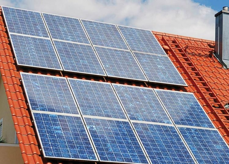 Πώς θα βάλετε φωτοβολταϊκά στο σπίτι σας: Βήμα βήμα η διαδικασία – Πόσο κοστίζει