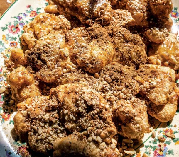 Τηγανίτες με μέλι, καρύδια και σουσάμι