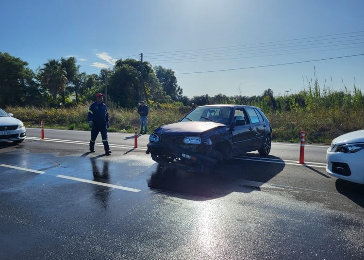 Τροχαίο με δύο τραυματίες σε “καραμπόλα” με 3 ΙΧ και φορτηγό στο ύψος της Μαραθιάς