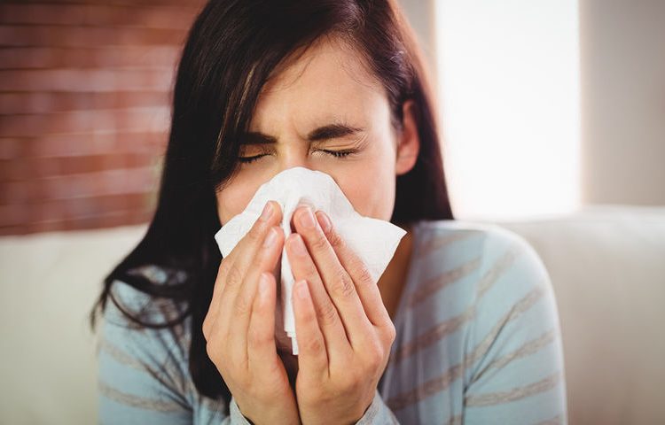 Σας περιτριγυρίζει γρίπη; Τι να κάνετε με τα πρώτα συμπτώματα