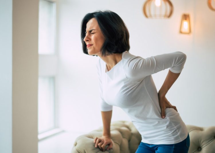 Μέση: Γιατί πονάει περισσότερο όσο μεγαλώνουμε – Τι να κάνουμε