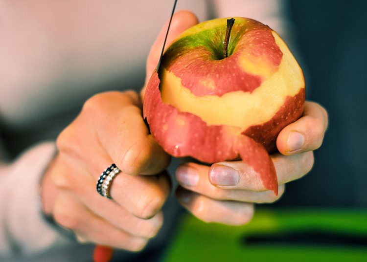 Ποιες βιταμίνες χάνετε όταν ξεφλουδίζετε φρούτα και λαχανικά