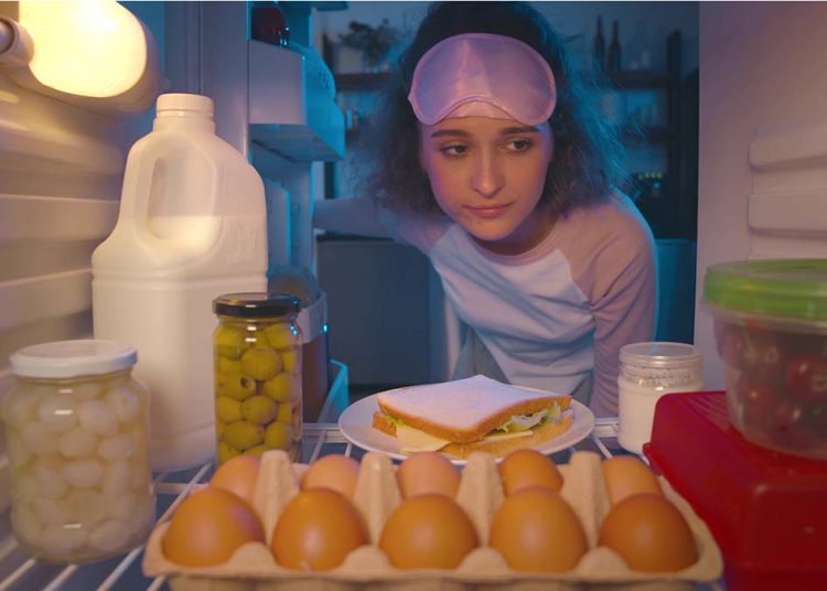 Πεινάτε πριν κοιμηθείτε; Τι να κάνετε για το νυχτερινό τσιμπολόγημα – Ποιες τροφές να προτιμήσετε